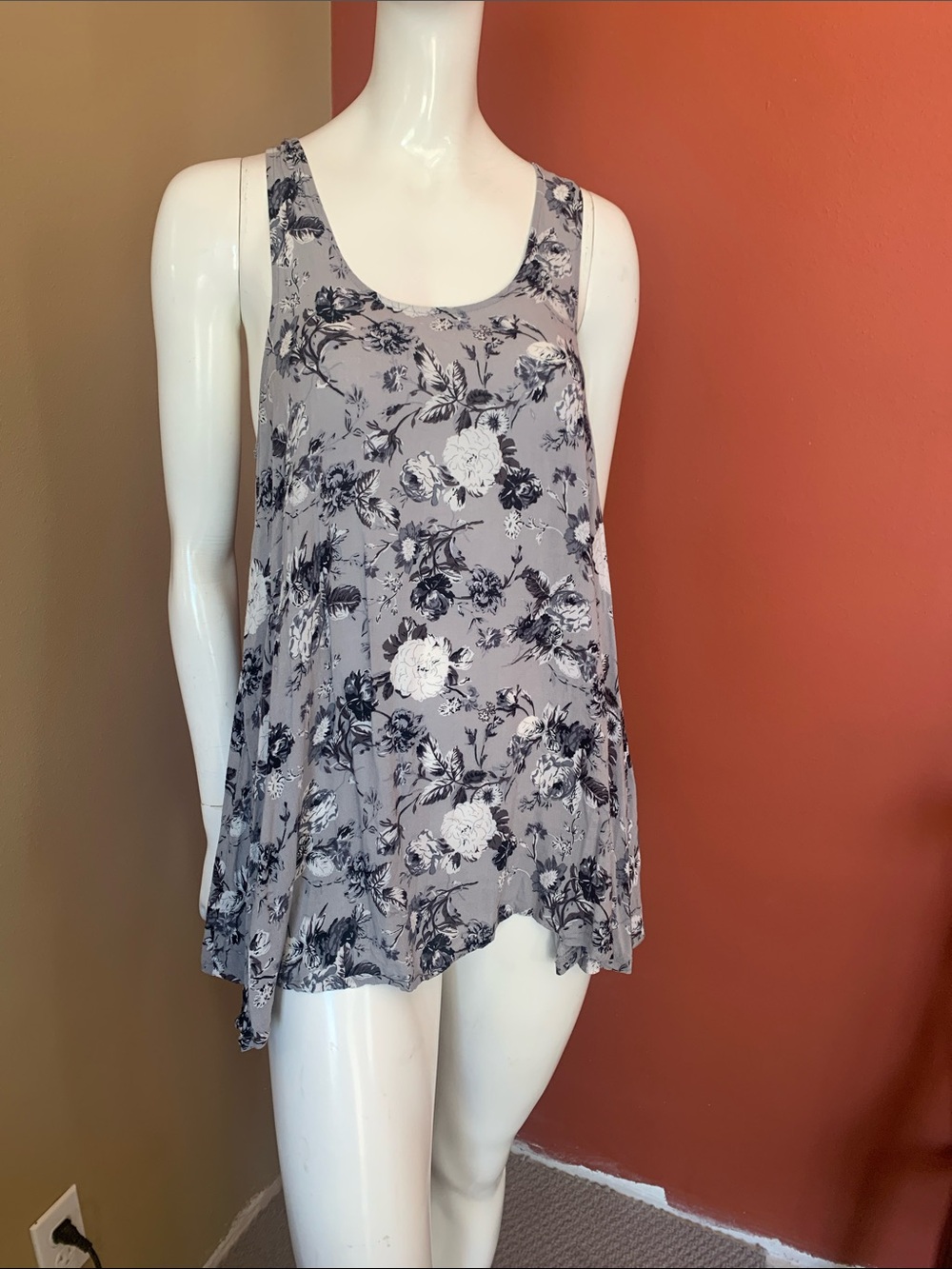 Gray Floral Scoop Neck Tank Top Unsized Fits Size Medium